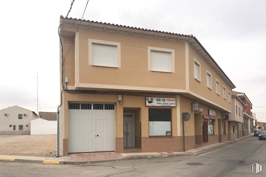 Retail for sale & for rent at Avenida Paz, 3, Villacañas, Toledo, 45860 with window, door, building, house, sky, cloud, fixture, wood, asphalt and residential area around