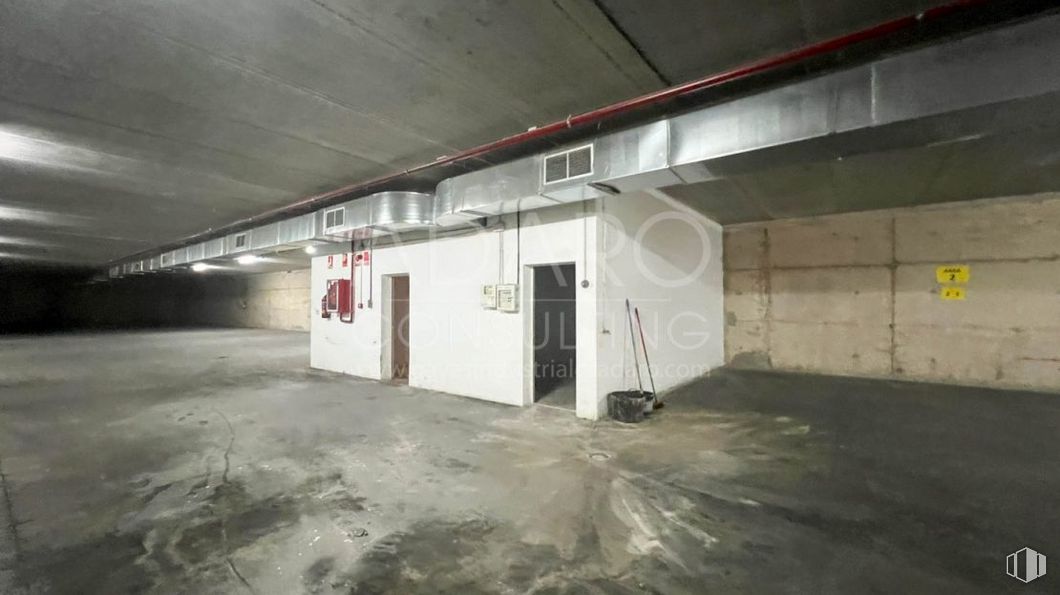 Industrial for sale at Avenida Técnica, Azuqueca de Henares, Guadalajara, 19200 with floor, composite material, gas, concrete, road, parking, darkness, fixture, city and ceiling around