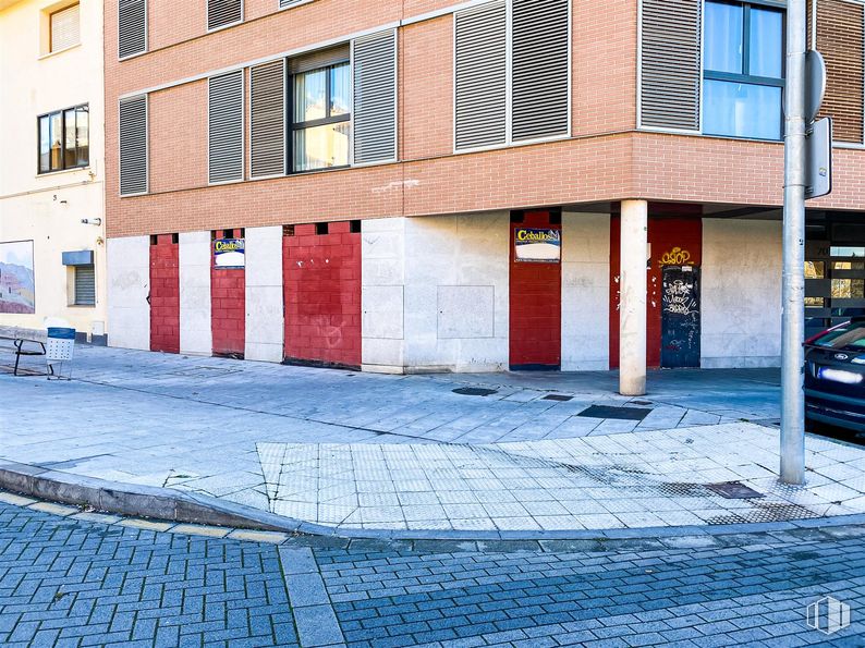 Retail for rent at Calle Antonio Cañadas, Guadalajara, 19001 with window, building, blue, road surface, infrastructure, asphalt, architecture, brick, urban design and automotive lighting around