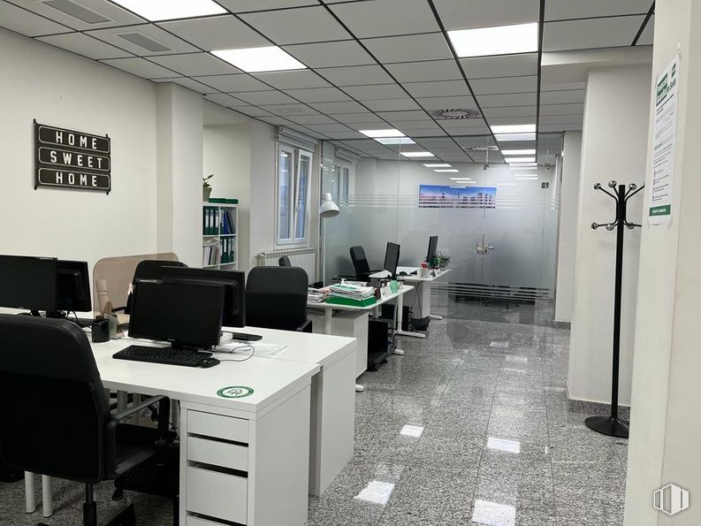 Oficina en alquiler en Barrio Almagro, Chamberí, Madrid, 28010 con silla, escritorio, pantalla de ordenador, mueble, mesa, silla de oficina, edificio, ordenador, ordenador personal y interiorismo alrededor