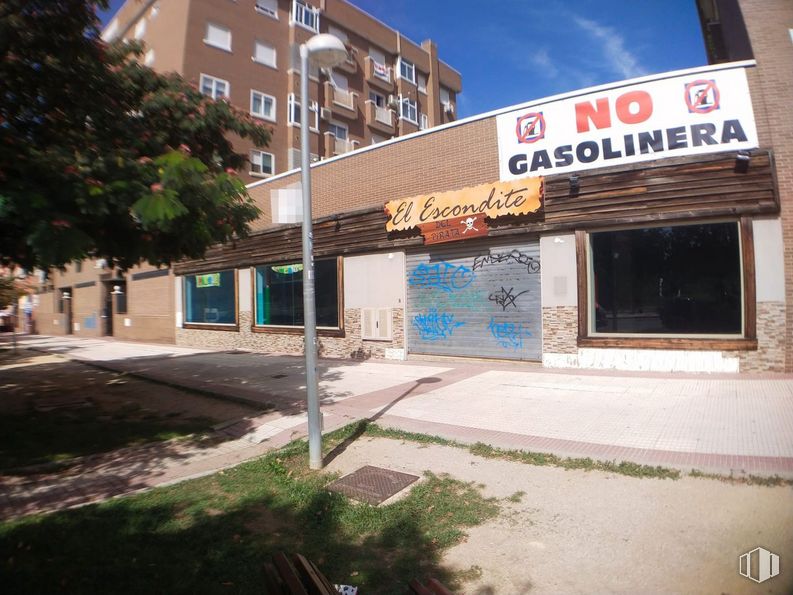 Retail for rent at Avenida Iker Casillas, Móstoles, Madrid, 28935 with building, window, plant, sky, neighbourhood, residential area, road surface, asphalt, city and real estate around