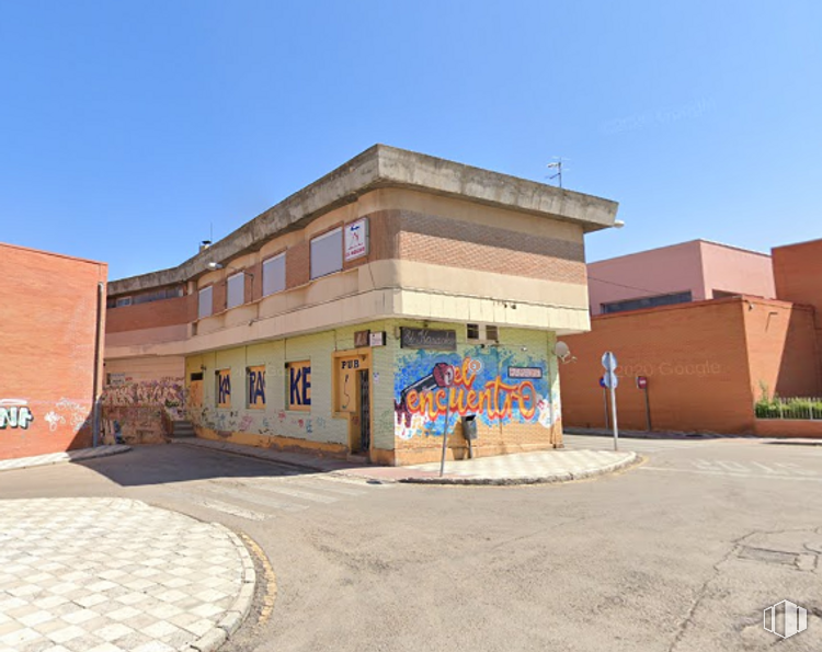 Retail for rent at Zona Reyes Católicos, Cuenca, 16003 with house, sky, natural environment, building, plant, land lot, door, residential area, landscape and facade around