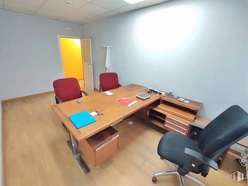 Industrial for sale at Polígono industrial, Arganda del Rey, Madrid, 28500 with chair, desk, door, furniture, office chair, table, flooring, floor, wood and office equipment around