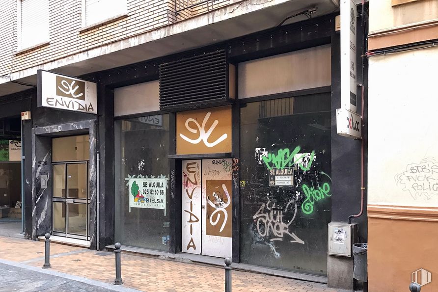 Retail for sale & for rent at Calle Sol, 18, Talavera de la Reina, Toledo, 45600 with font, neighbourhood, retail, facade, city, fixture, building, art, tints and shades and human settlement around