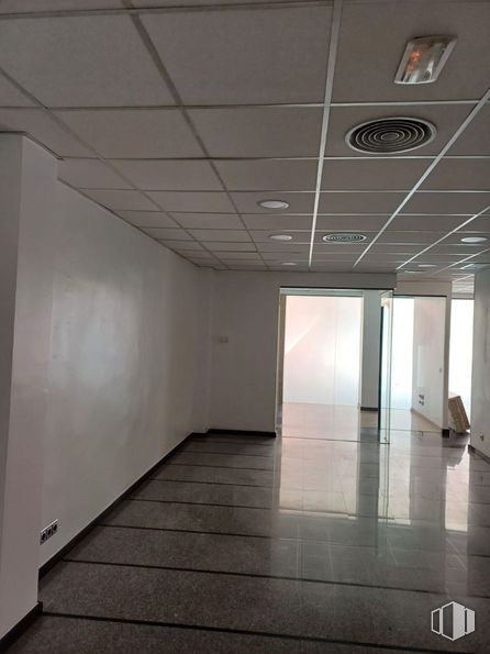 Retail for rent at Ronda Plazuela, Las Rozas de Madrid, Madrid, 28230 with fixture, lighting, architecture, flooring, floor, hall, material property, composite material, ceiling and space around