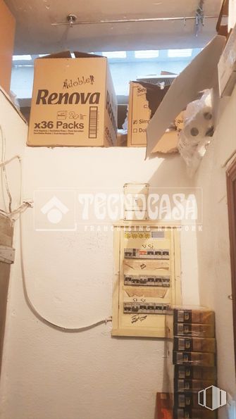 Retail for sale at Calle Presa, San Fernando de Henares, Madrid, 28830 with packaged goods, boxed packaged goods, interior design, wood, font, eyewear, gas, building, retail and flooring around