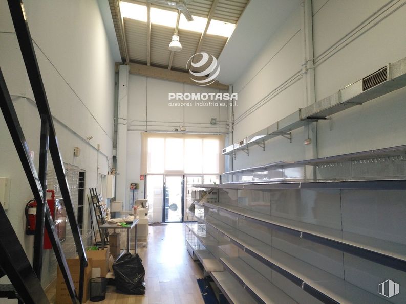 Industrial for rent at Zona industrial, Rivas-Vaciamadrid, Madrid, 28529 with bag, flooring, floor, ceiling, metal, shelving, building material, aluminium and steel around