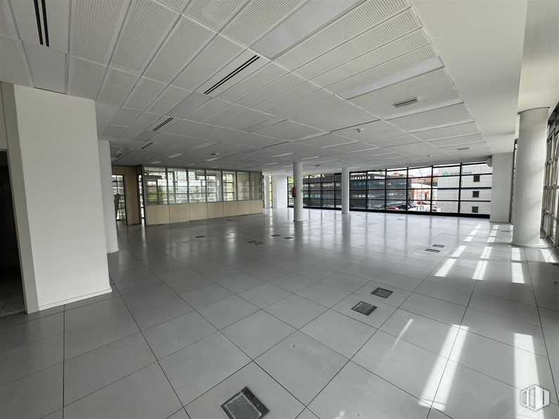 Oficina en alquiler en Natea Business Park, Avenida Industria, 4, Alcobendas, Madrid, 28108 con propiedad, accesorio, interiorismo, edificio, suelos, suelo, propiedad material, hall, vidrio y edificio comercial alrededor