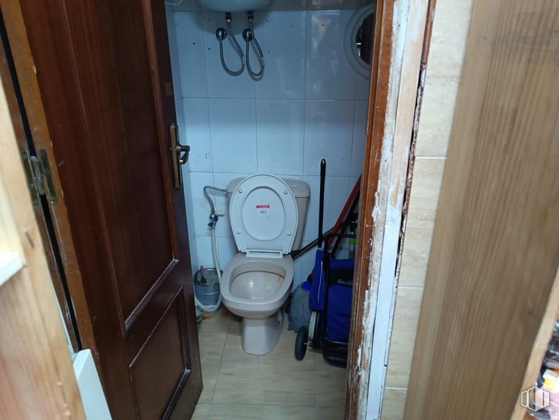 Retail for rent at Calle Mesón de Paredes, 35, Centro, Madrid, 28012 with toilet, property, toilet seat, plumbing fixture, bathroom, purple, fixture, wood, floor and flooring around