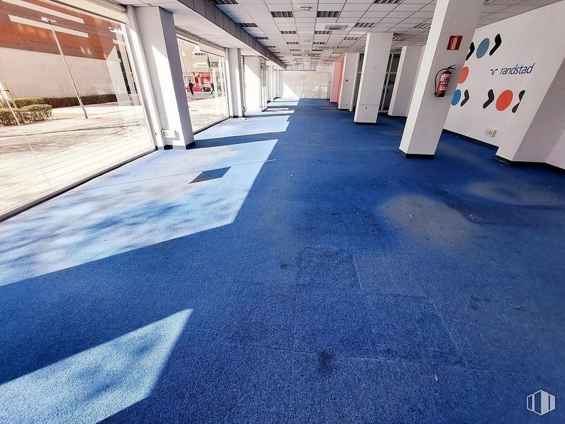 Retail for rent at La Avanzada - La Cueva, Fuenlabrada, Madrid, 28945 with building, blue, asphalt, road surface, flooring, floor, wall, shade, tints and shades and parking around