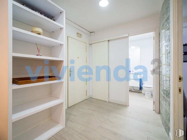 Oficina en venta en Calle Drácena, Chamartín, Madrid, 28016 con estantería, puerta, propiedad, edificio, madera, accesorio, interiorismo, estante, suelo y estantería alrededor