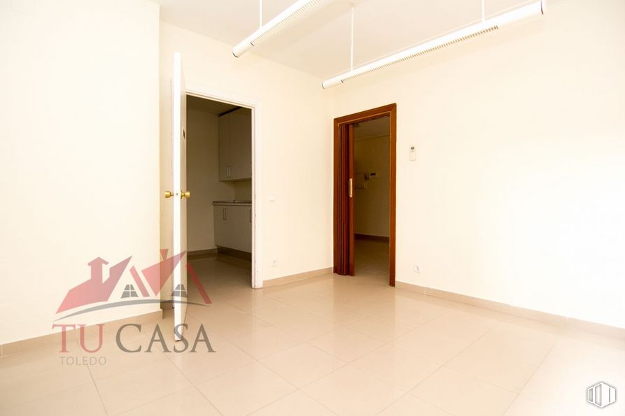 Office for rent at Carretera de la Peraleda, Toledo, 45004 with door, property, fixture, wood, floor, flooring, wall, building, home door and paint around