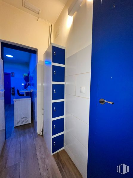 Local en alquiler en Calle San Germán, Tetuán, Madrid, 28020 con azul, alumbrado, suelo, accesorio, cuarto de baño, línea, suelos, madera, suelo de baldosas y azul eléctrico alrededor