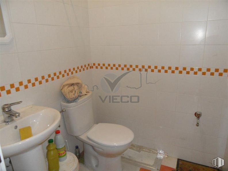 Retail for sale & for rent at Zona Centro, Cuenca, 16004 with sink, toilet, packaged goods, plumbing fixture, toilet seat, bathroom sink, bathroom, purple, flooring and interior design around