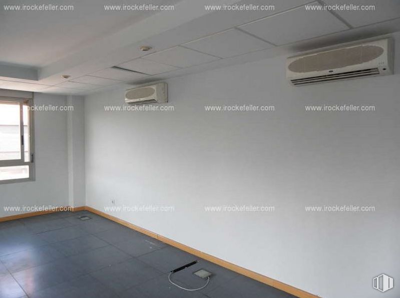 Office for sale & for rent at Zona Adelfas-Retiro, Retiro, Madrid, 28007 with window, light fixture, font, material property, building, ceiling, flooring, automotive exterior, glass, metal, plaster and office supplies around