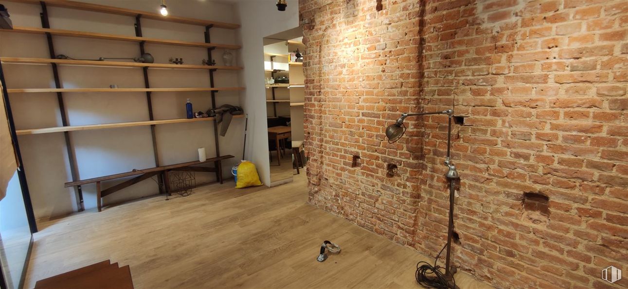 Retail for rent at Calle Guzmán el Bueno, 48, Chamberí, Madrid, 28015 with lighting, furniture, wall, wood, flooring, interior design, floor, brick, brickwork and ceiling around