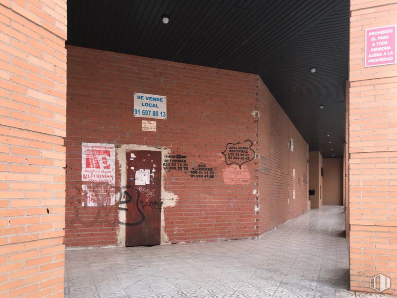 Local en alquiler y venta en Calle Fuendetodos, Fuenlabrada, Madrid, 28944 con puerta, ladrillo, albañilería, superficie de carretera, fachada, madera, acera, material de construcción, accesorio y ciudad alrededor