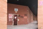 Retail for sale & for rent at Calle Fuendetodos, Fuenlabrada, Madrid, 28944 with door, brick, brickwork, road surface, facade, wood, sidewalk, building material, fixture and city around