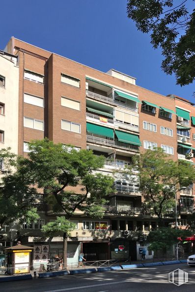 Local en alquiler y venta en Calle Bravo Murillo, Tetuán, Madrid, 28020 con edificio, cielo, árbol, diseño urbano, barrio, bloque de pisos, condominio, ventana, zona residencial y ciudad alrededor