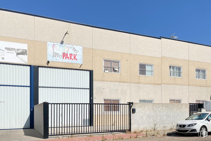 Nave en alquiler y venta en Polígono Carranque, Carranque, Toledo, 45216 con coche, edificio, luz de estacionamiento, neumático, propiedad, rueda, cielo, vehículo, ventana y vehículo de motor alrededor