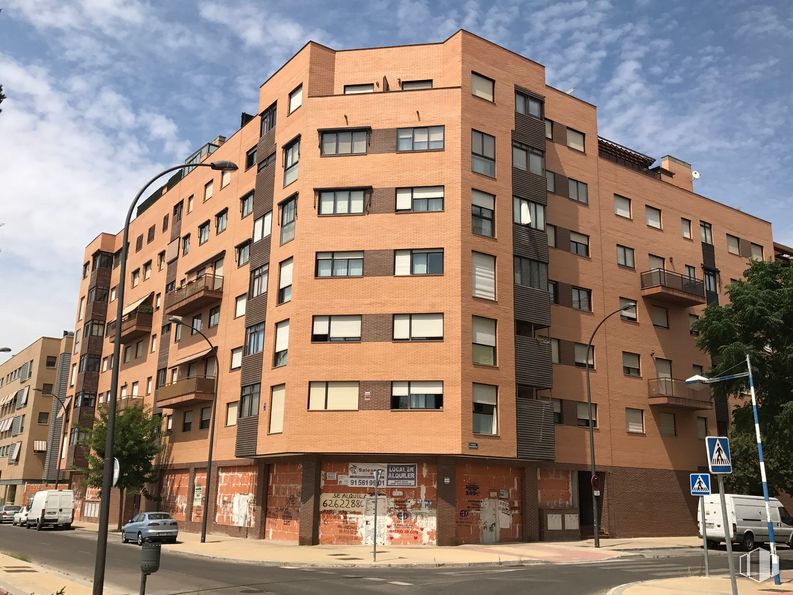 Local en alquiler en Calle Guanabacoa, 1, Getafe, Madrid, 28970 con edificio, nube, cielo, vehículo terrestre, propiedad, ventana, coche, rueda, vehículo y árbol alrededor