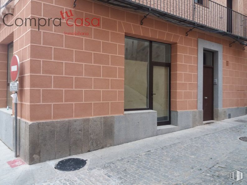 Retail for sale at Casto Histótico, Segovia, 40003 with window, door, building, road surface, brickwork, architecture, brick, asphalt, wood and building material around