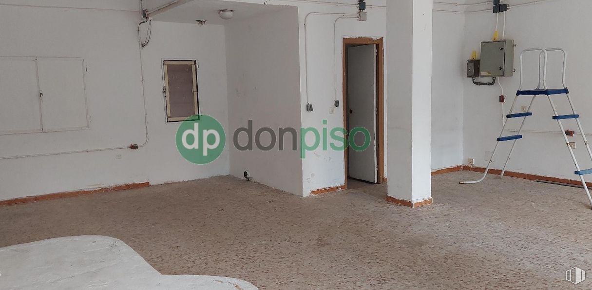 Retail for sale at Zona Centro, Guadalajara, 19004 with ladder, fixture, floor, flooring, building, paint, gas, wood, ceiling and house around