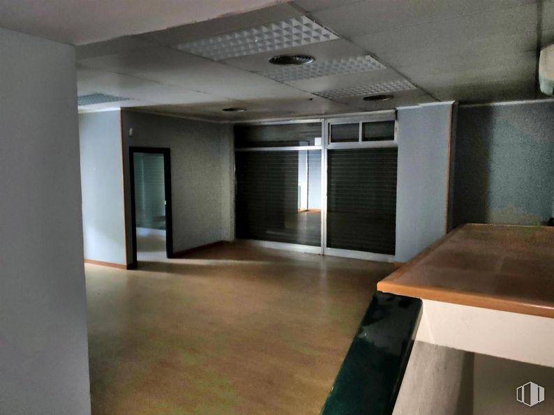 Retail for sale at Calle Arroyo Fontarrón, Moratalaz, Madrid, 28030 with table, property, fixture, wood, interior design, flooring, floor, hall, wall and hardwood around