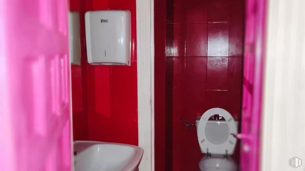 Retail for sale at Calle Mariano Catalina, Cuenca, 16004 with toilet, hand dryer, red, interior design, pink, plumbing fixture, bathroom, room, plumbing and bathroom sink around