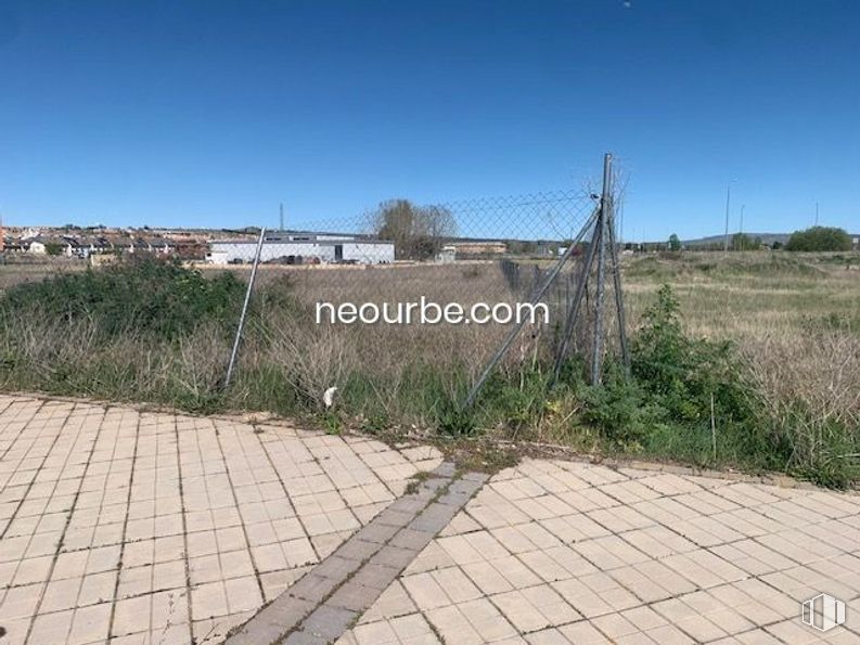 Land for sale at Calle Doctor Constantino Benito , Ávila, 05080 with plant, sky, plant community, road surface, fence, land lot, tree, asphalt, urban design and landscape around