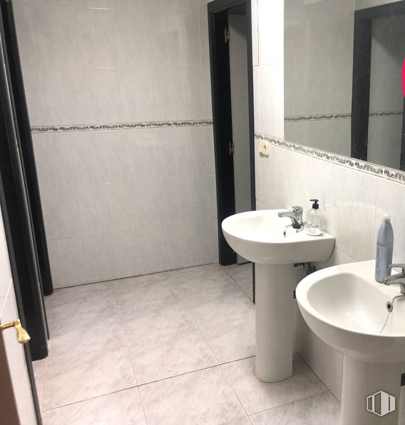 Industrial for sale & for rent at Zona industrial, Villaluenga de la Sagra, Toledo, 45520 with sink, mirror, tap, property, plumbing fixture, bathroom sink, plant, bathroom, fluid and composite material around