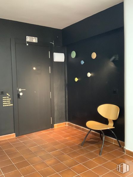 Oficina en alquiler en Paseo Hoteles, 10, Valdemoro, Madrid, 28341 con silla, accesorio, diseño de interiores, puerta, madera, suelo, piso, línea, pared y suelo de baldosas alrededor