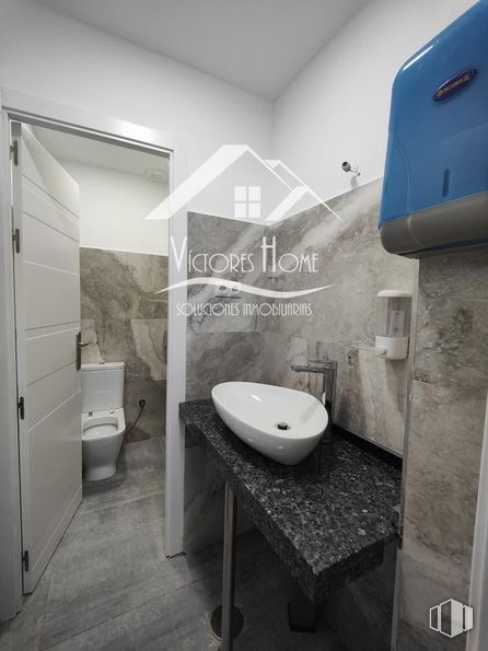 Retail for sale & for rent at Zona Portazgo, Puente de Vallecas, Madrid, 28038 with toilet, sink, plumbing fixture, flooring, floor, interior design, ceiling, home, room and plumbing around