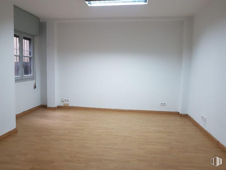 Oficina en alquiler en Avenida Acueducto, Segovia, 40001 con ventana, lámpara, accesorio, madera, suelos, suelo, pintura, tinte para madera, hall y madera dura alrededor