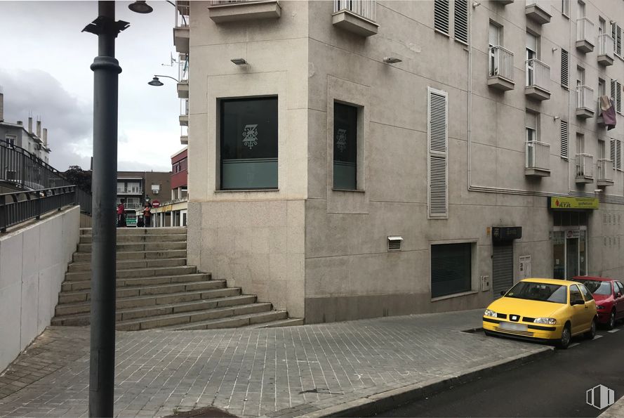 Local en alquiler y venta en Calle Santa Teresa, 3, Arganda del Rey, Madrid, 28500 con coche, edificio, ventana, neumático, rueda, vehículo, infraestructura, luz de la calle, superficie de carretera y asfalto alrededor