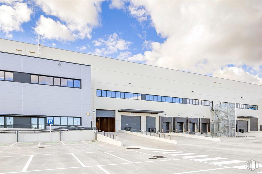 Industrial for rent at Factory, Fase I, Calle San Cesáreo, 6, Villaverde, Madrid, 28021 with cloud, sky, building, window, facade, commercial building, urban design, city, fixture and house around