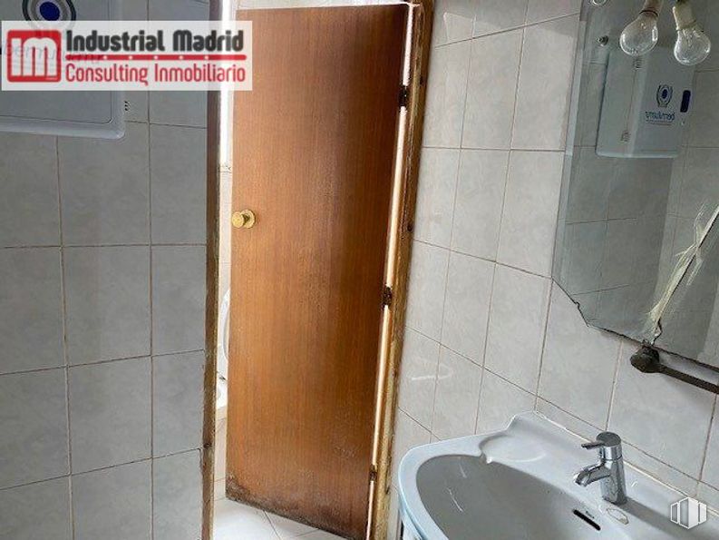 Industrial for sale at Polígono El Guijar, Arganda del Rey, Madrid, 28500 with door, sink, tap, plumbing fixture, building, fixture, bathroom, bathroom sink, wood and floor around