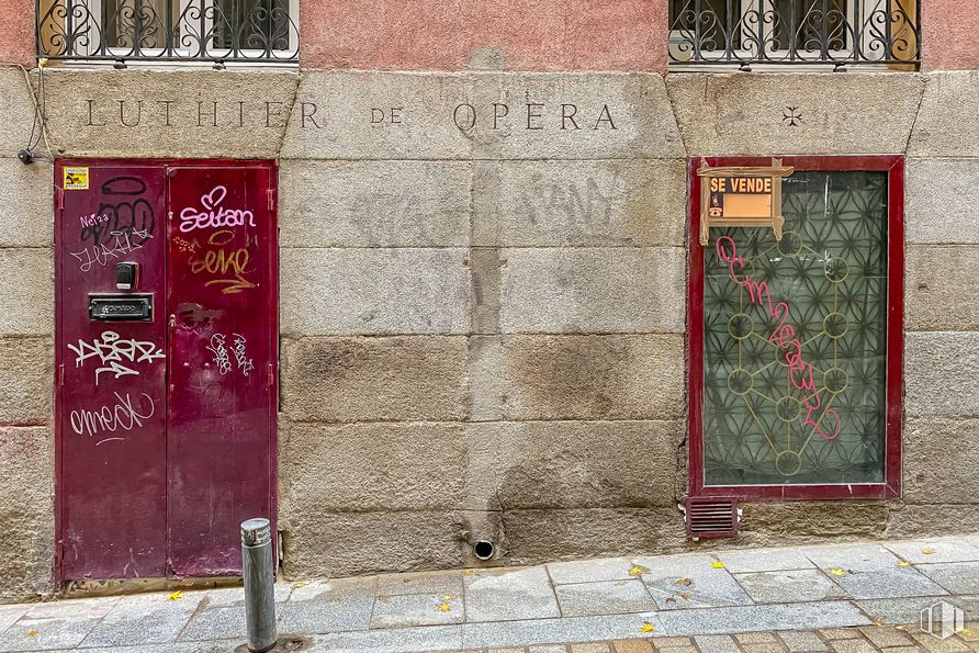 Retail for sale at Calle Espejo, 2, Centro, Madrid, 28013 with door, window, fixture, road surface, rectangle, brickwork, brick, wall, red and building material around