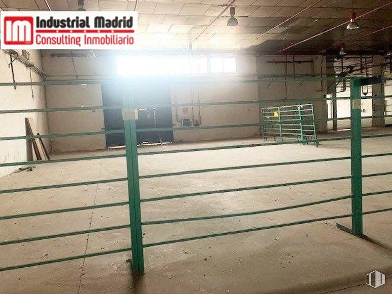 Nave en venta en Zona industrial, Coslada, Madrid, 28820 con rectángulo, tintes y matices, en paralelo, pabellón, sombra, valla, madera, metal, suelos y aparcamiento alrededor