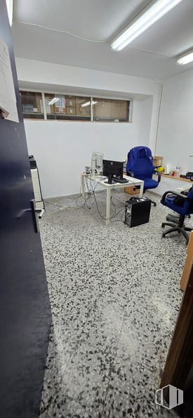 Industrial for rent at Calle Zaida, 89, Carabanchel, Madrid, 28019 with chair, table, light fixture, lighting, desk, flooring, floor, composite material, silver and office chair around