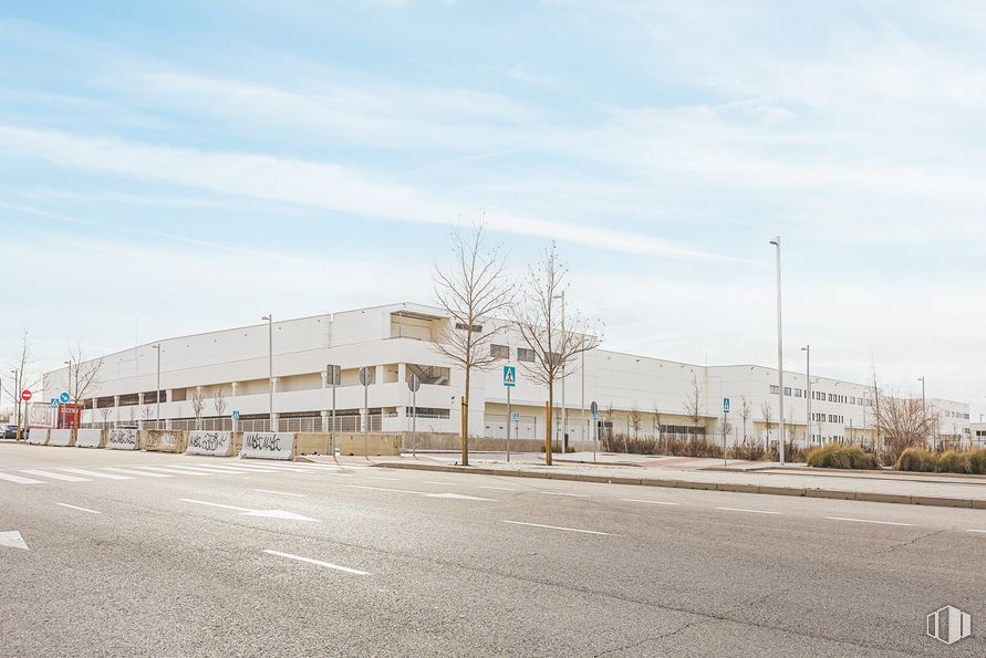 Nave en alquiler en Cañaveral B, Calle Cerceda, 2, Vicálvaro, Madrid, 28052 con edificio, cielo, nube, luz de la calle, superficie de la carretera, asfalto, árbol, zona residencial, diseño urbano y planta alrededor