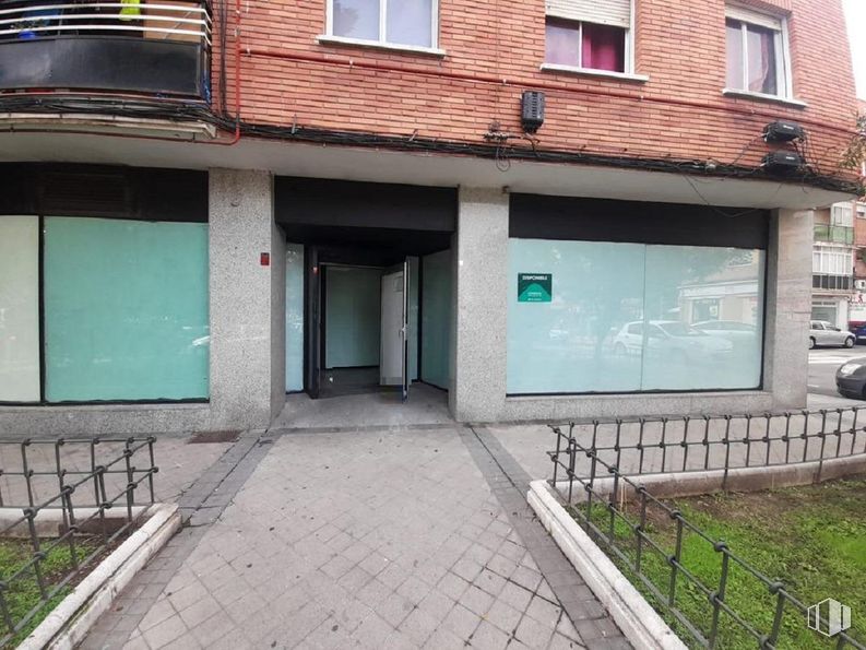 Local en venta en Avenida Doctor Mendiguchia Carric, Leganés, Madrid, 28913 con ventana, propiedad, edificio, planta, puerta, superficie de la carretera, arquitectura, albañilería, ladrillo y barrio alrededor