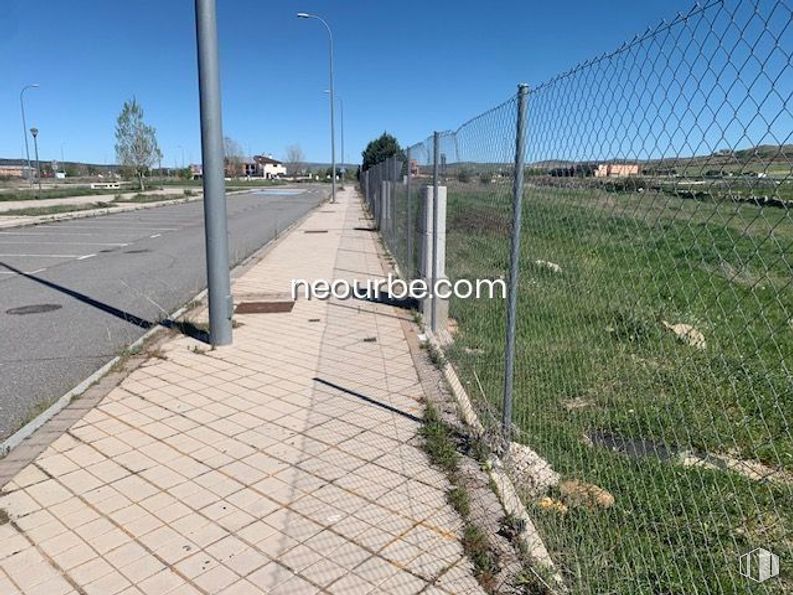 Land for sale at Calle Jesús Grande Aparicio, Ávila, 05002 with street light, sky, road surface, fence, tree, mesh, wire fencing, electricity, slope and sidewalk around