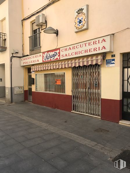 Local en venta en Calle Real, 7, Pinto, Madrid, 28320 con reloj, edificio, ventana, casa, superficie de carretera, accesorio, barrio, puerta, ciudad y fachada alrededor