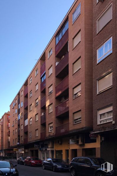 Retail for rent at Calle Ángel Alcázar, 56, Talavera de la Reina, Toledo, 45600 with car, window, building, tire, wheel, land vehicle, sky, daytime, vehicle and tower block around