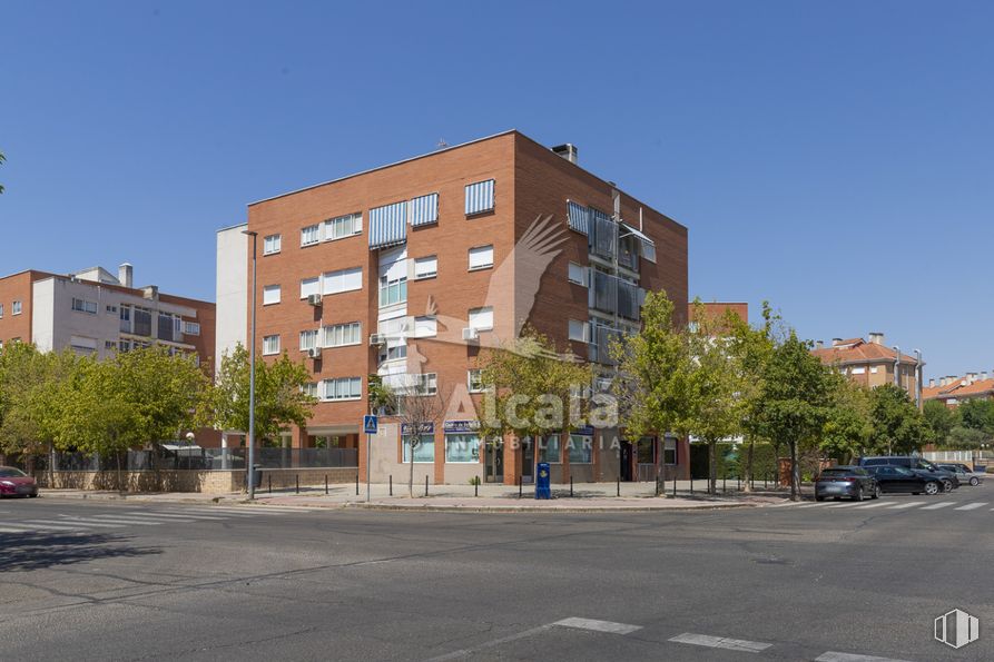 Retail for sale at Calle Píop Baroja, Alcalá de Henares, Madrid, 28806 with building, sky, property, window, tree, condominium, road surface, tower block, urban design and car around