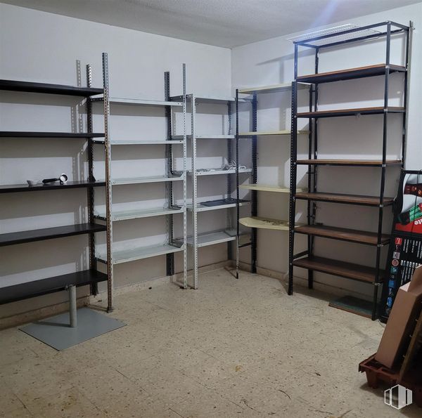 Local en venta en Calle Hornachos, Puente de Vallecas, Madrid, 28053 con estantería, mueble, estante, estantería, diseño, contrachapado, colección y tubo alrededor