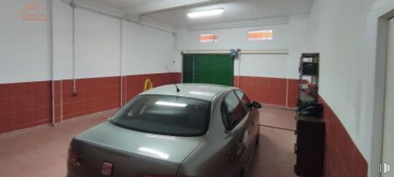 Retail for sale at Zona Puerta Bonita, Carabanchel, Madrid, 28025 with car, automotive lighting, automotive parking light, automotive exterior, automotive tire, automotive tail & brake light, car door, parking, automotive wheel system and family car around