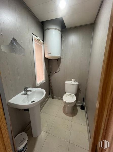 Local en alquiler y venta en Zona Puerta del Sol, Illescas, Toledo, 45200 con inodoro, fregadero, espejo, grifo, accesorios de fontanería, lavabo, propiedad, edificio, cuarto de baño y morado alrededor