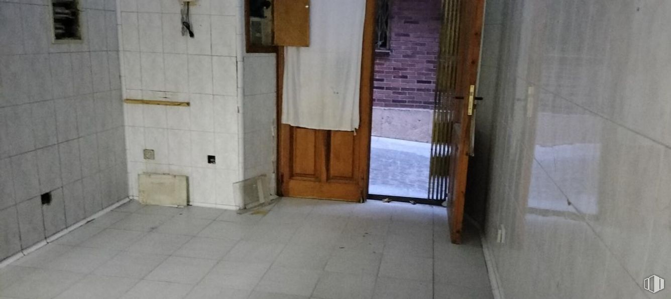 Retail for sale at Calle Escuderos, 10, Segovia, 40001 with fixture, wood, floor, flooring, home door, hardwood, door, wood stain, room and composite material around